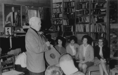 John Jacob Niles with students from Flemingsburg, KY; Boot Hill Farm; Jack Cobb