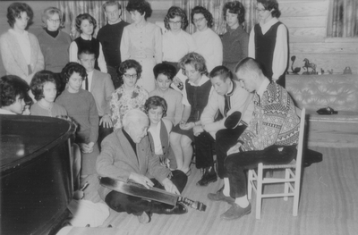 John Jacob Niles with students from Flemingsburg, KY; Boot Hill Farm; Jack Cobb