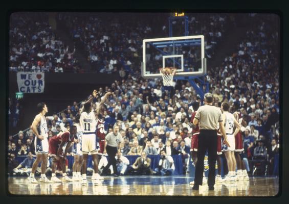 Sean Woods at free throw line, Deron Feldhaus and John Pelphrey watching, UK vs. Alabama