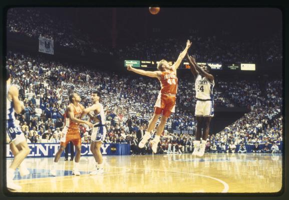 Jamal Mashburn shooting, Richie Farmer in background, UK vs. Auburn