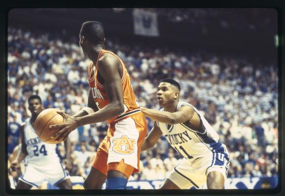 Sean Woods defending, Jamal Mashburn in background, UK vs. Auburn