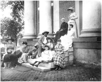 Robert Wickliffe Preston (1850-1914), Sallie Benton Brant McDowell (1853-1923), Margaret Wickliffe Preston (1885-1964), Elsie Lizibel, and a group of unidentified people