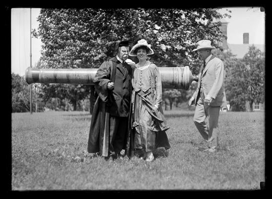 Commencement, man and woman with Dr. Benjamin Ide Wheeler in front of cannon