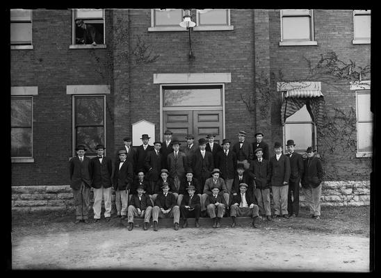 Mechanical Engineering senior class 1909, hats on