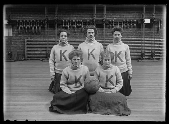 Girls basketball team session 1908-1909