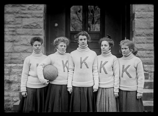 Girls basketball team session 1908-1909