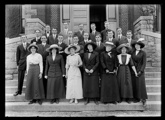 Group, steps of Miller Hall, seven women in hats, 17 men