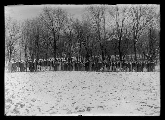 Senior Class of 1913 under trees