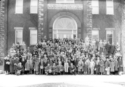 4-H Students and teachers from Kentucky rural schools during Rural School Week in front of Natural Science building, Miller Hall, University of Kentucky