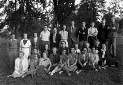 Group photograph, including Jane Allen Webb, Mary Dunn Webb, Virginia Robinson, Dorothy Wunderlich, Katherine Park, Ms. Hawkins, and Jane Welch