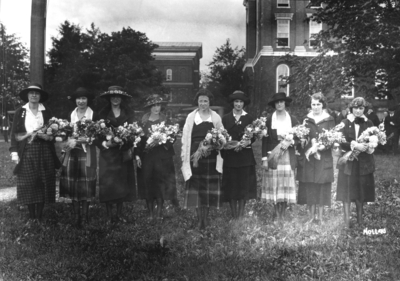 Unidentified women with flowers, sponsors, woman on the right side has the name Nollau under her