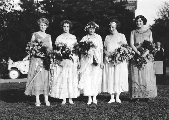 May 29, 1919, Women with flower bouquets