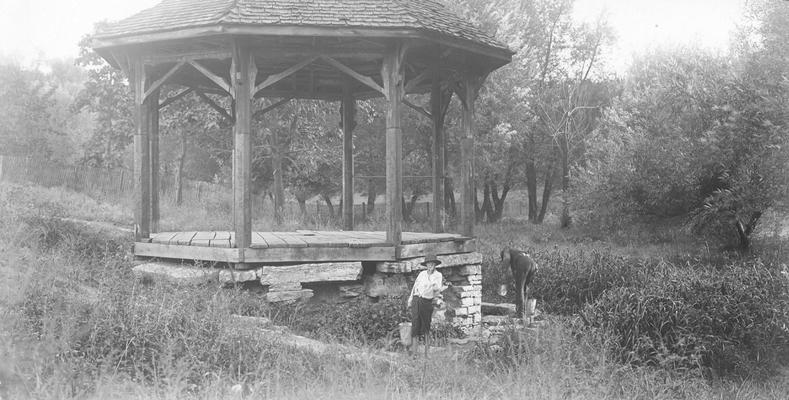 Maxwell Springs, men drawing water