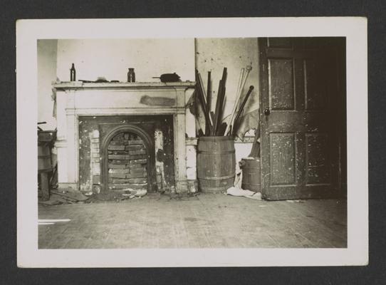 Front left room at the Jackoniah Singleton House, Lexington-Harrodsburg Pike, Jessamine County, Kentucky