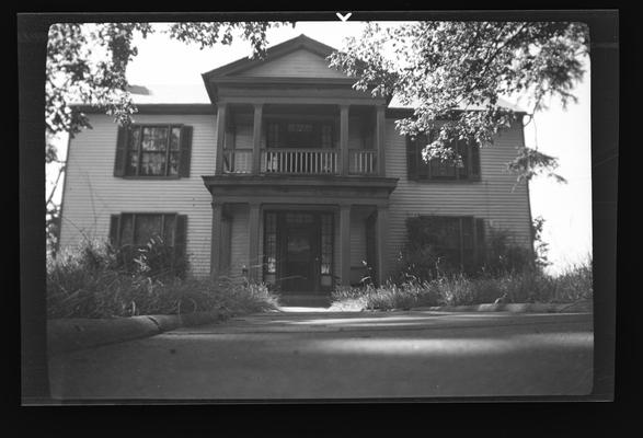 Clapboard house on Harrodsburg Pike, Kentucky