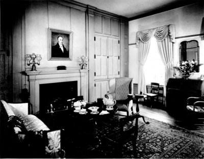 Photograph by the Lexington Herald-Leader an interior view the library at the Ephraim McDowell House. 8x10