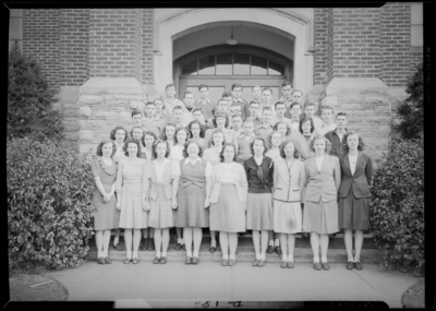 Garth High School; Junior Class; exterior; group                             portrait