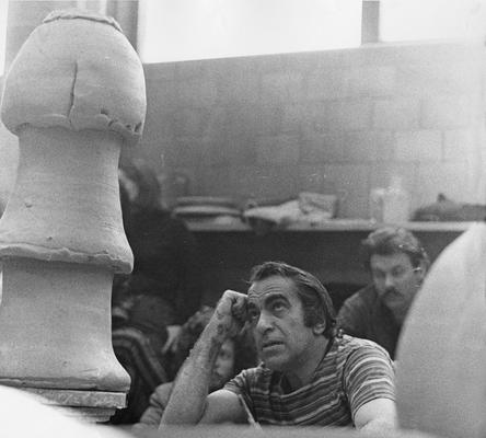 Artist Peter Voulkos in a class at the University of Kentucky. John Tuska was in attendance